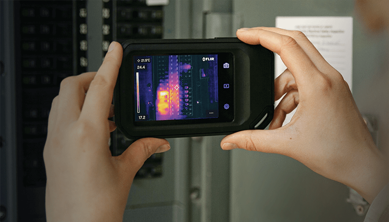 flir c5 1 - Chcesz wykryć przepalone bezpieczniki, wycieki powietrza lub problemy z instalacją wod-kan?